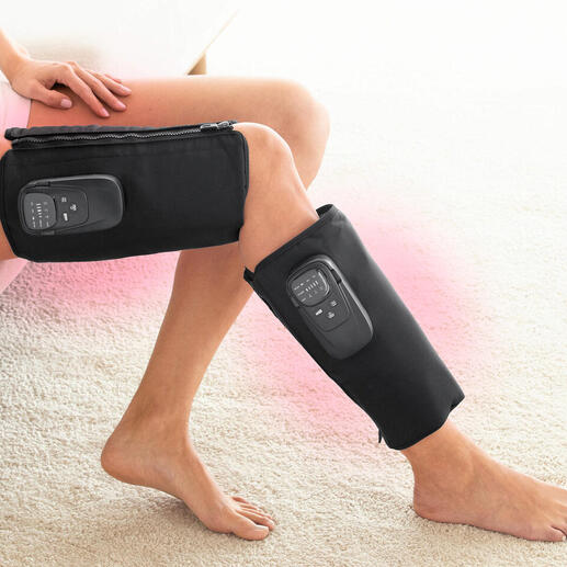 Femme avec un appareil de massage par compression sur les jambes assise.