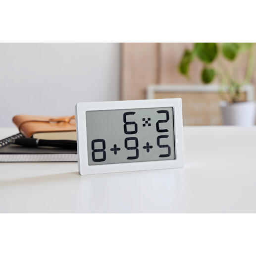Horloge numérique affichant des opérations mathématiques en blanc.