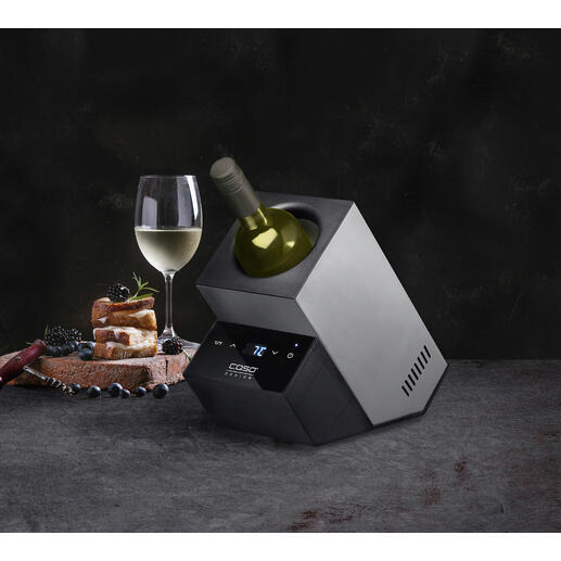 Refroidisseur de vin design avec une bouteille de vin blanc et un verre sur une table