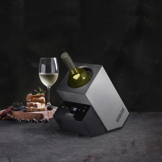 Refroidisseur de vin design avec une bouteille de vin blanc et un verre sur une table