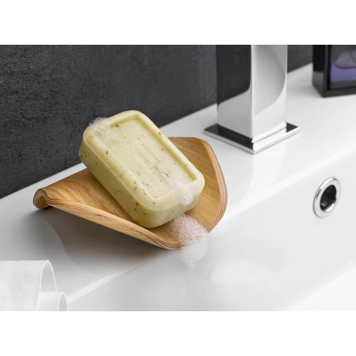Savon en bois sur un lavabo de salle de bain