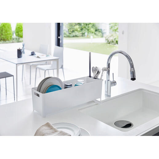 Panière à drainage ultra-étroite dans une cuisine moderne avec de la vaisselle.
