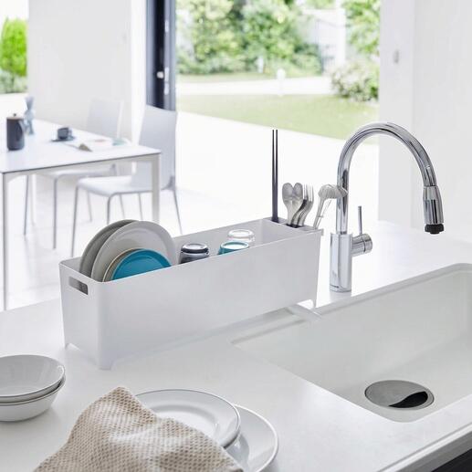 Panière à drainage ultra-étroite dans une cuisine moderne avec de la vaisselle.