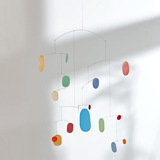 Objet d'art mobile avec des éléments colorés, suspendu à un fil.