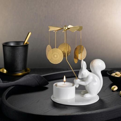 Carrousel à bougie avec un écureuil tenant une bougie sur une table élégante.