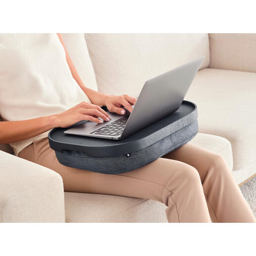 Coussin antidérapant pour ordinateur portable avec plateau, tenu sur les genoux.