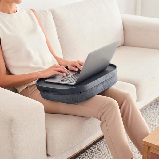 Coussin antidérapant pour ordinateur portable avec plateau, tenu sur les genoux.