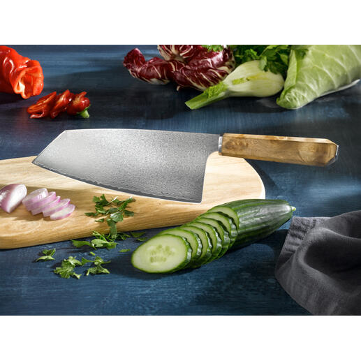 Couteau Damassé Nakiri En exclusivité chez Pro-Idée : le couteau Nakiri affûté à la main, avec lame damassée 66 couches en acier japonais. Couteau Nakiri en damas sur une planche en bois, entouré de légumes frais.