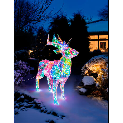 Cerf scintillant en matériaux réfléchissants dans le jardin enneigé.