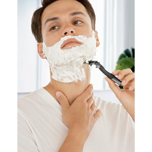 Homme avec de la mousse à raser sur le visage utilisant un rasoir 3D Flex.