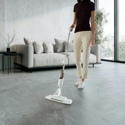 Le mop spray 3-en-1 est utilisé par une femme, le sol est vide
