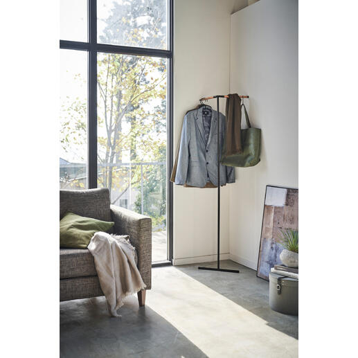 Garde-robe d'angle avec des vestes dans une pièce moderne