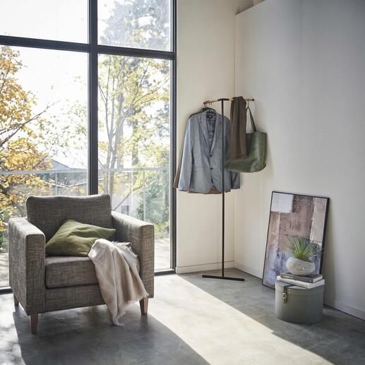 Garde-robe d'angle avec des vestes dans une pièce moderne