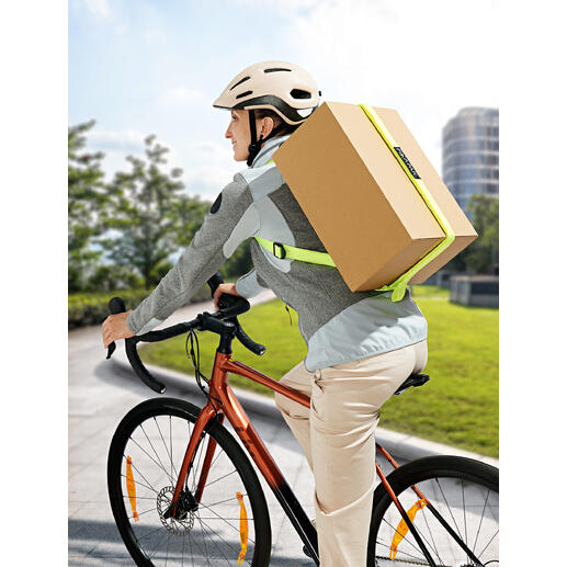 Homme à vélo avec un sac à dos pour colis transportant un grand paquet.