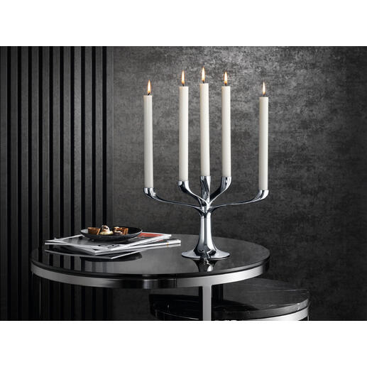 Candelabre moderne avec cinq bougies sur une table, décoration élégante.