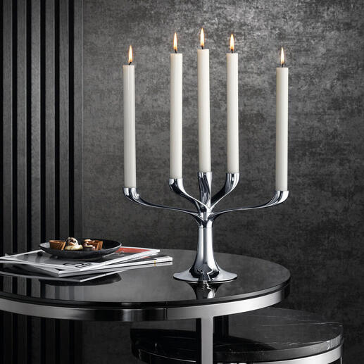 Candelabre moderne avec cinq bougies sur une table, décoration élégante.