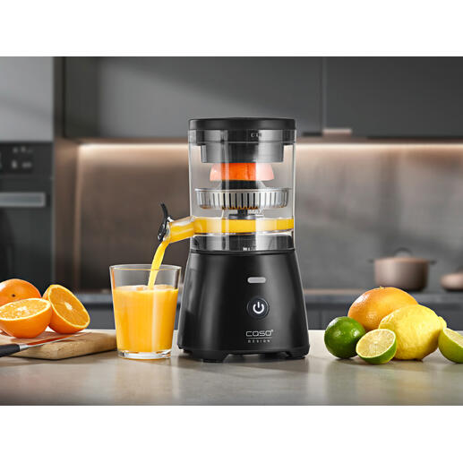 Presse-agrumes entièrement automatique en cuisine, orange pressée.