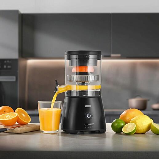 Presse-agrumes entièrement automatique en cuisine, orange pressée.