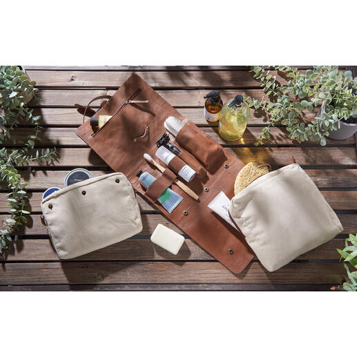 Trousse de toilette en cuir de buffle Aussi personnelle que votre voyage : la trousse de toilette polyvalente, pour les plus exigeants. Trousse de toilette en cuir de buffle avec divers produits de soin sur une table.