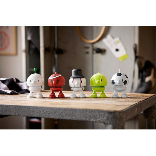 Cinq figurines Hoptimist dans différents designs sportifs sur une table.