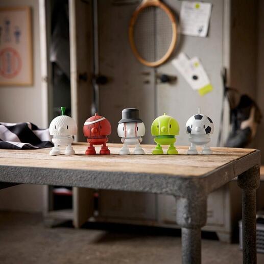 Cinq figurines Hoptimist dans différents designs sportifs sur une table.