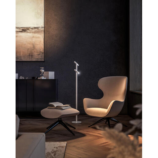 Lampadaire moderne avec lampe torche dans le salon avec une lumière chaleureuse.