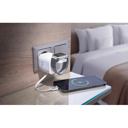 Chargeur rapide de voyage Rare et incroyablement pratique : l’adaptateur de charge 4-en-1 avec câble USB-C intégré et station de charge Qi. Chargeur rapide chargeant simultanément un smartphone et une smartwatch dans un environnement hôtelier.