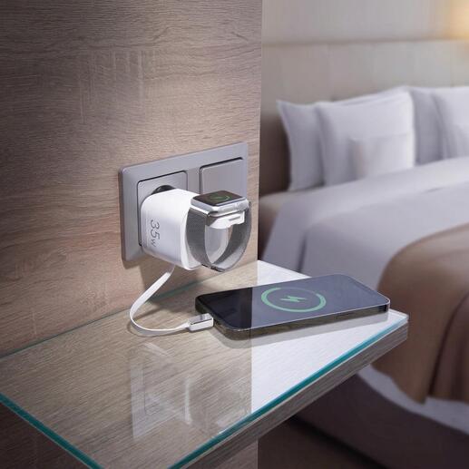 Chargeur rapide chargeant simultanément un smartphone et une smartwatch dans un environnement hôtelier.