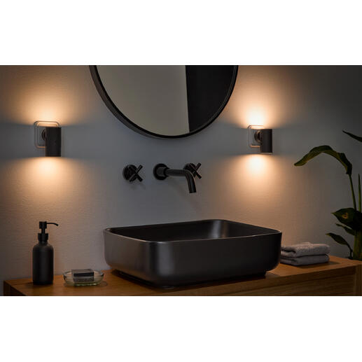 Applique murale dimmable dans un environnement de salle de bain à côté d'un lavabo moderne.