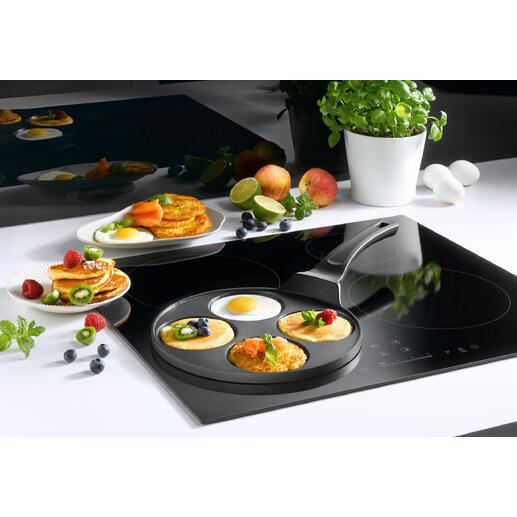 Moule à pancakes avec diverses crêpes et œufs