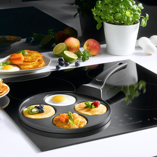Moule à pancakes avec diverses crêpes et œufs