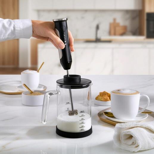 Fouetteuse à lait rechargeable en cours d'utilisation avec du lait