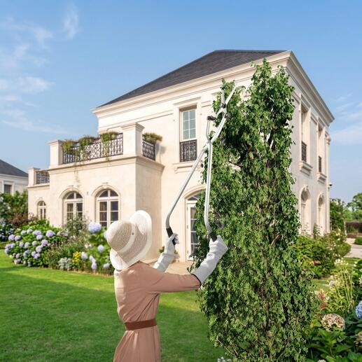 Femme taillant des plantes hautes dans le jardin avec des ciseaux de jardin multi-angle.