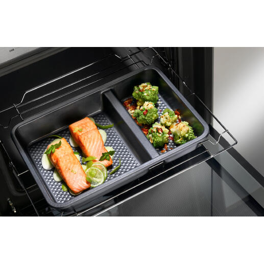 Plat de cuisson à deux compartiments avec saumon et légumes au four