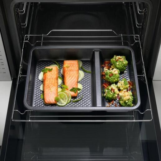 Plat de cuisson à deux compartiments avec saumon et légumes au four