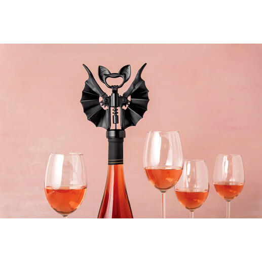 Tire-bouchon chauve-souris avec ailes sur une bouteille de vin.