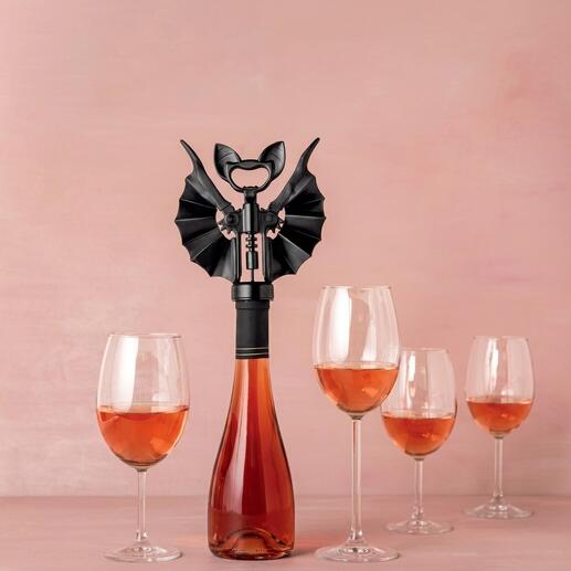 Tire-bouchon chauve-souris avec ailes sur une bouteille de vin.