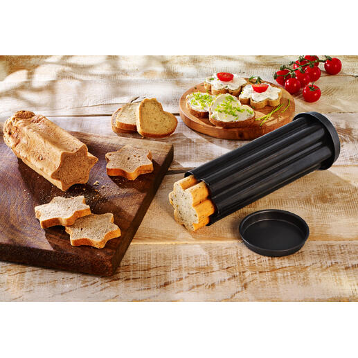 Trois tubes de cuisson pour pain de fête sur une planche en bois avec des formes de pain coupées et garnitures.
