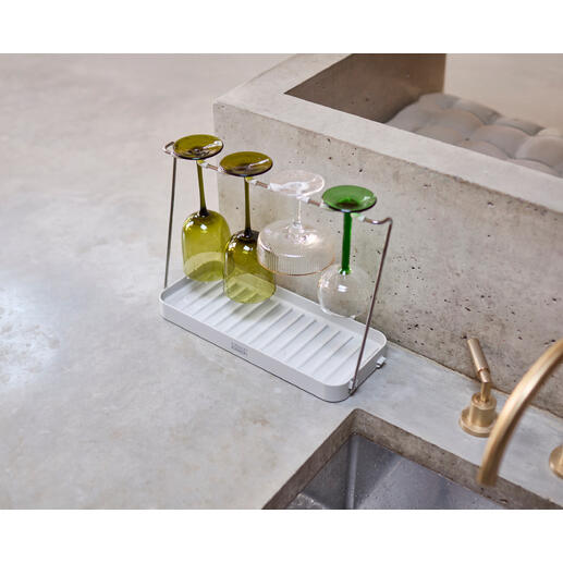 Supports de séchage de verres à vin avec plusieurs verres sur un comptoir.