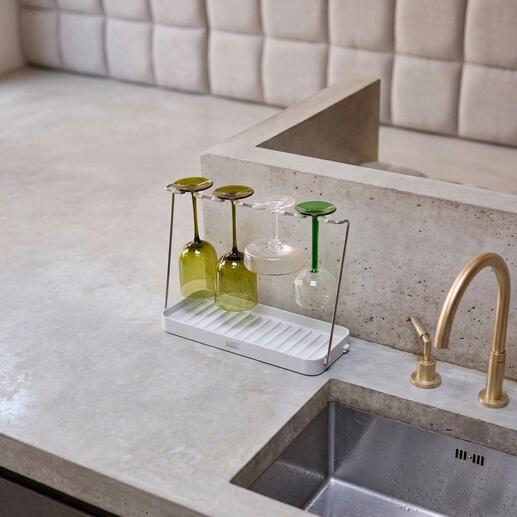 Supports de séchage de verres à vin avec plusieurs verres sur un comptoir.