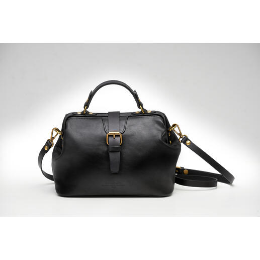 Sac à main noir pour dames en cuir structuré sur fond blanc.