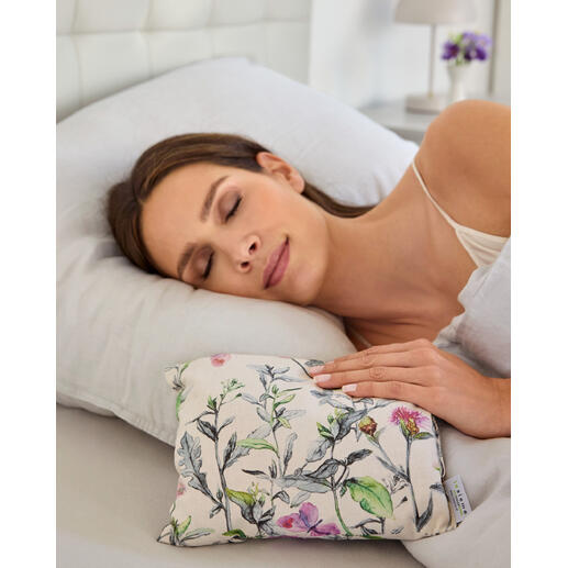 Femme dormant avec un coussin anti-moustiques à côté de sa tête sur un lit.