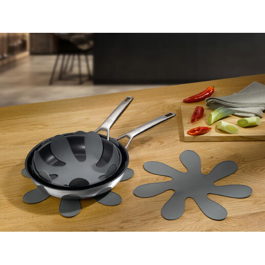Ensemble de protections de poêle et empilables en silicone sur une surface en bois.
