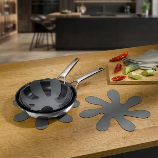 Ensemble de protections de poêle et empilables en silicone sur une surface en bois.