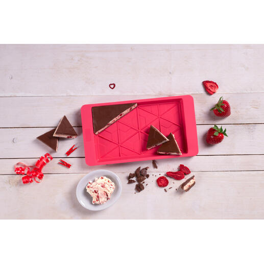 Moule en silicone en forme de chocolat avec des cœurs et des fraises.