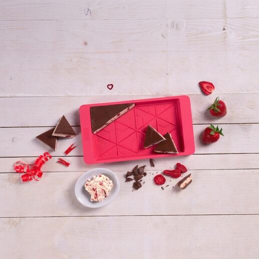 Moule en silicone en forme de chocolat avec des cœurs et des fraises.