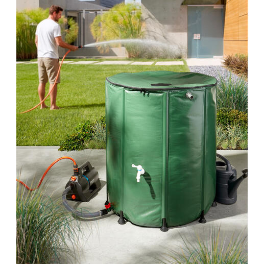 Baril de pluie pliable de 500 litres dans un jardin pour la collecte d'eau.