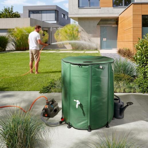 Baril de pluie pliable de 500 litres dans un jardin pour la collecte d'eau.