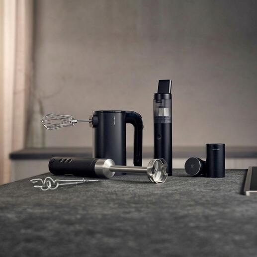 Aspirateur à miettes sans fil, avec accessoires, sur un comptoir de cuisine moderne