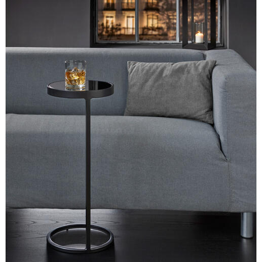 Table d'appoint mini avec un verre sur la table.